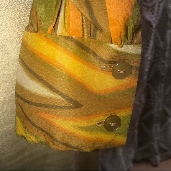 Vintage 1960’s mod - crepe blouse- autumn toned leaf print - buttons in back - Picture 6 of 12